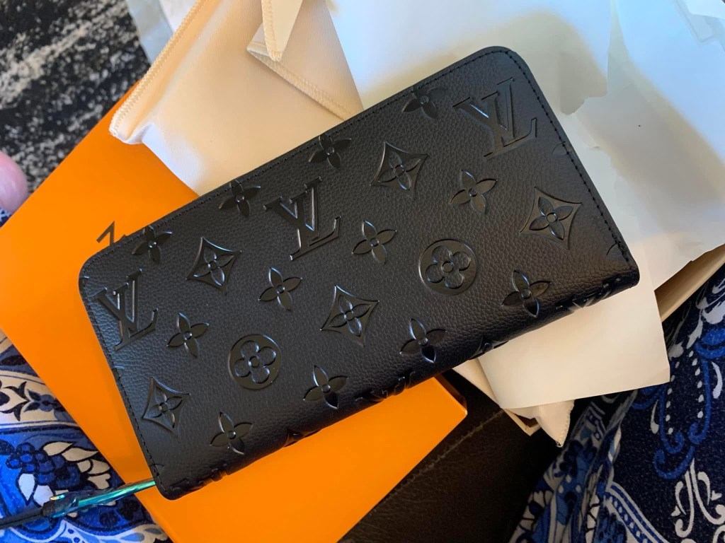 *instock* Black Wallet comes with box